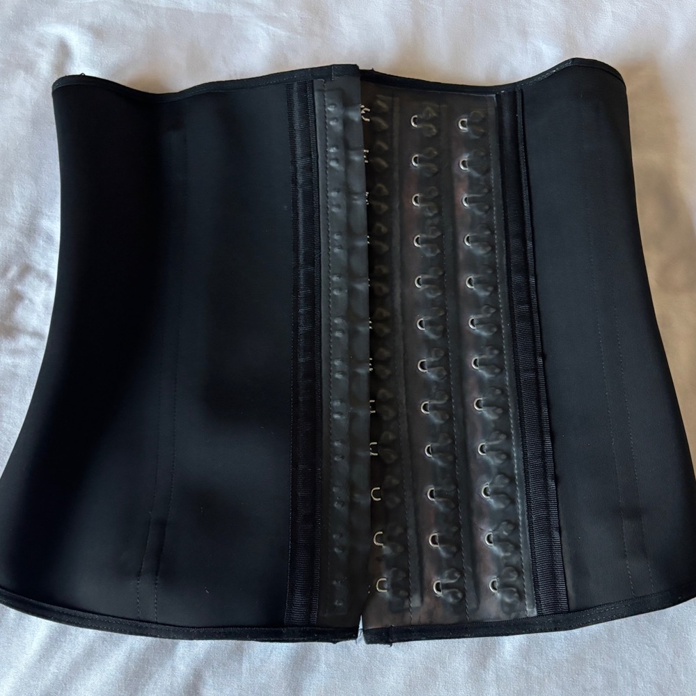 Dominican mulatto black waist trainer size medium